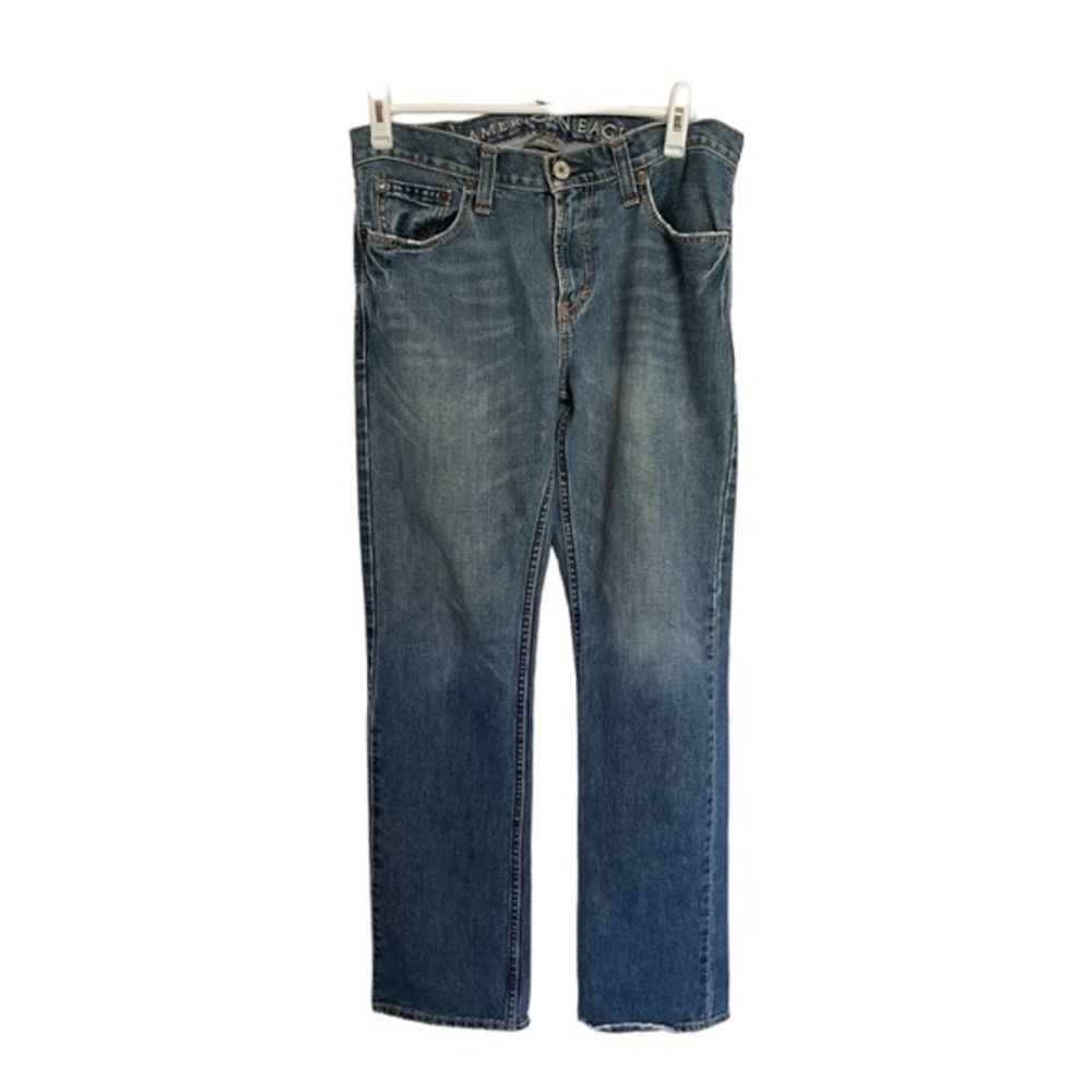 American Eagle Straight Leg Medium Wash Jean - Size 31/32‎